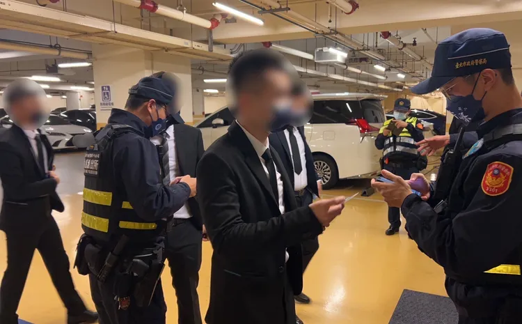 警方大動作盤查賓客。翻攝畫面