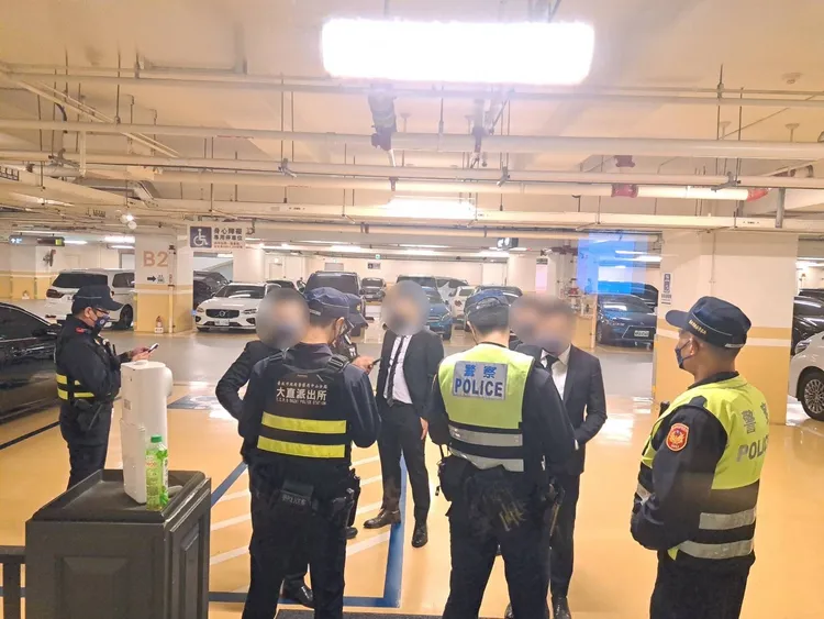 警方重兵佈署，盤查參加明仁會春酒的賓客。翻攝畫面