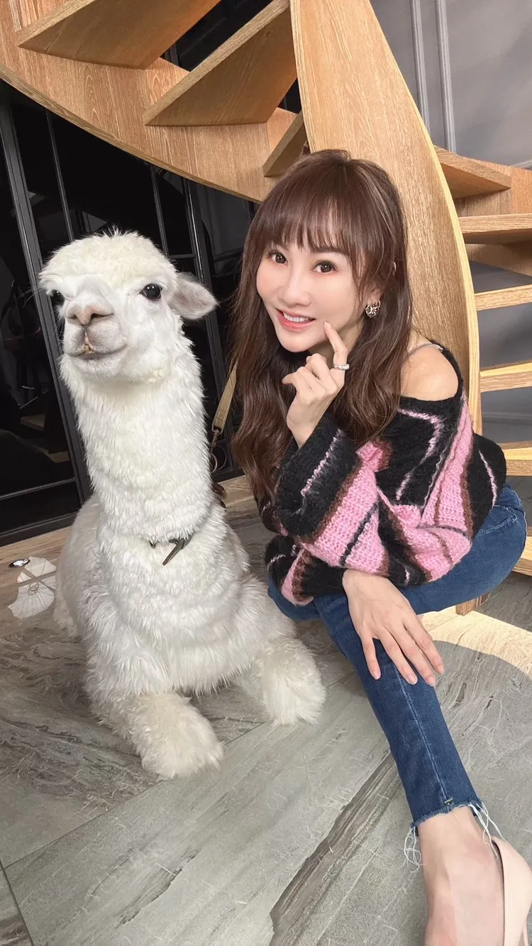 王宥忻跟家中的萌獸親密如家人。固力狗娛樂提供