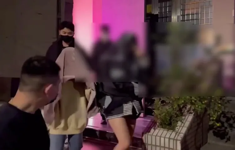 警方帶回男客、小姐以及養生館負責人。翻攝畫面