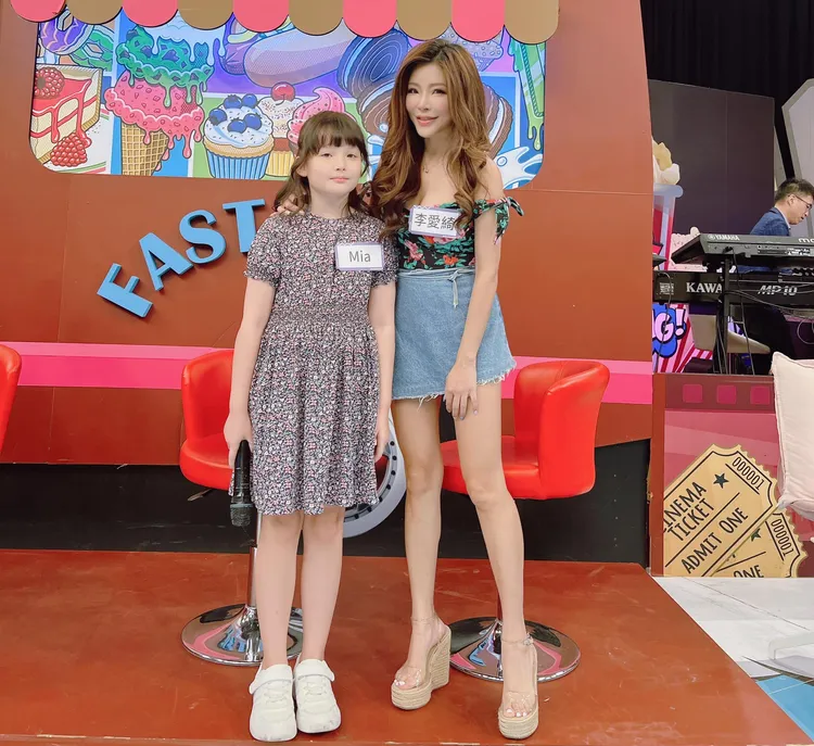 女兒Mia也超美。引自李愛綺臉書
