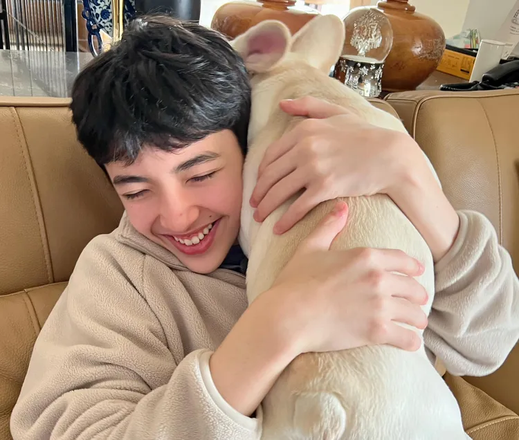 李愛綺臉書上常分享一對兒女平日生活照片，看得出一家和樂，網友也驚訝混血兒顏值超高。引自李愛綺臉書