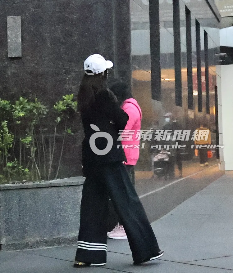 陳美鳳全身黑造型，搭配白帽點綴。特勤中心攝