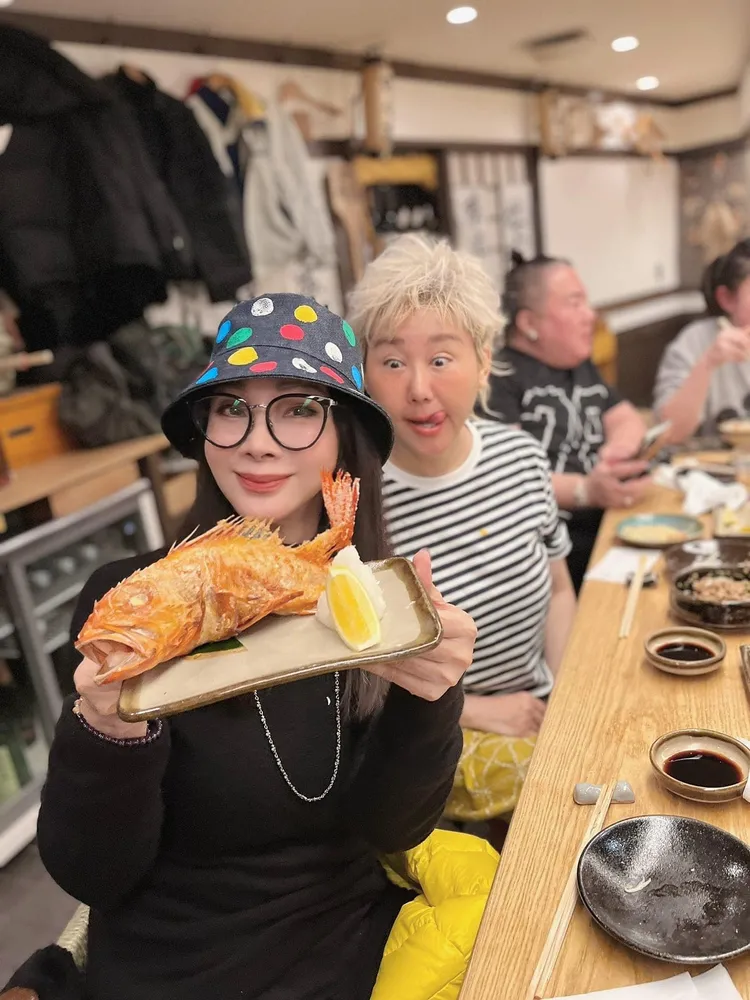 陳美鳳（左）和藍心湄飛日本吃美食。翻攝陳美鳳臉書