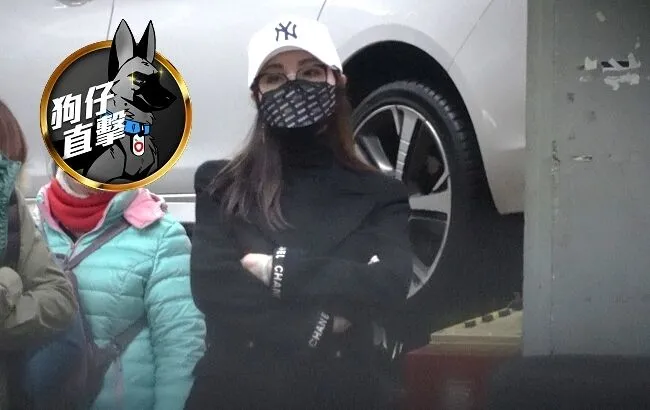 陳美鳳全身香奈兒黑色服裝，十分貴氣。特勤中心