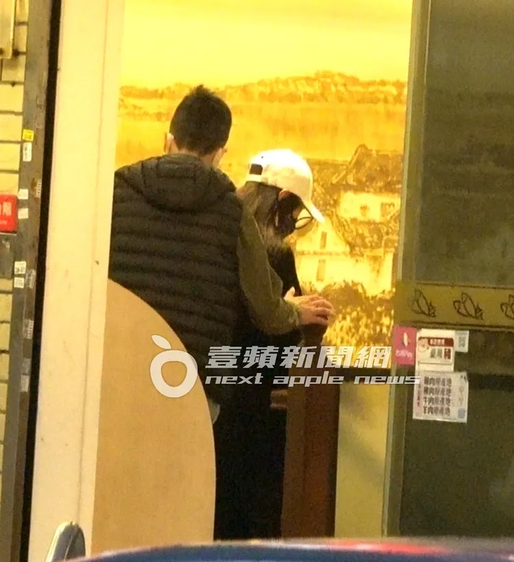 陳美鳳（前）走進餐廳與友人餐敘。特勤中心攝