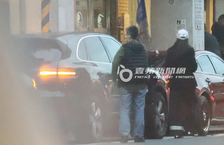 陳美鳳（右）與女助理從新車保時捷凱燕下車。特勤中心攝