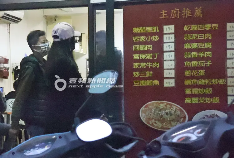 走在街頭，陳美鳳不時左顧右看，查看店家美食。特勤中心攝