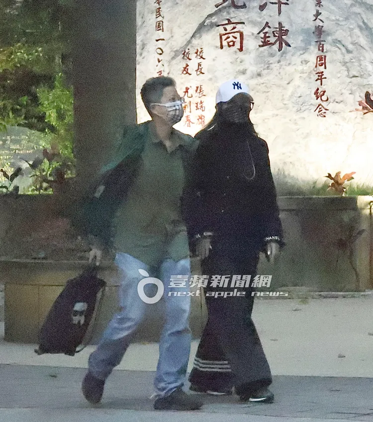 陳美鳳（右）一身黑色裝扮，走在街頭十分低調。特勤中心攝