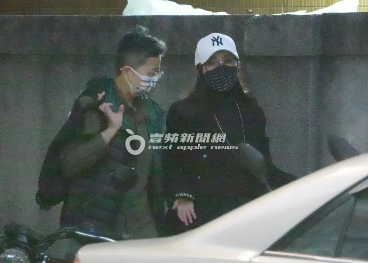 陳美鳳（右）與助理在附近走走活動筋骨。特勤中心攝