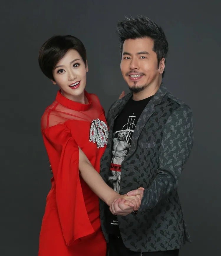 寇乃馨（左）授課，黃國倫乖乖上演溫馨接送情。本人提供