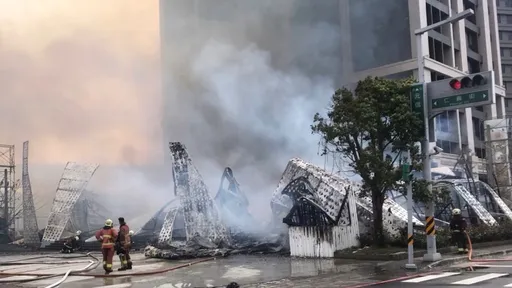 新北三重空地雜草火警 波及新建案樣品屋整棟燒毀