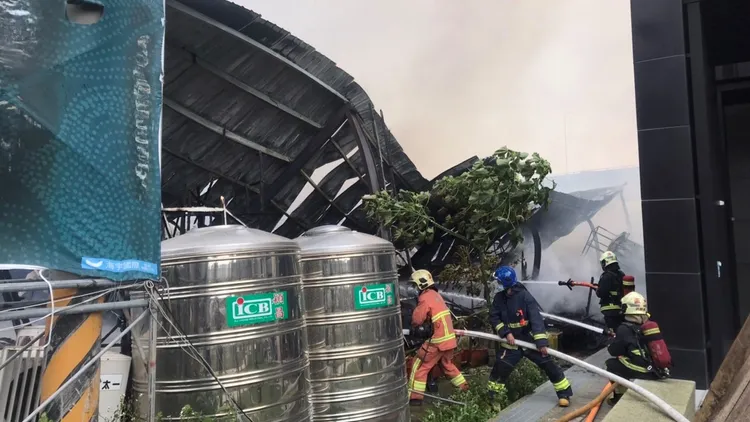 警消拉起水線灌救。新北市消防局提供