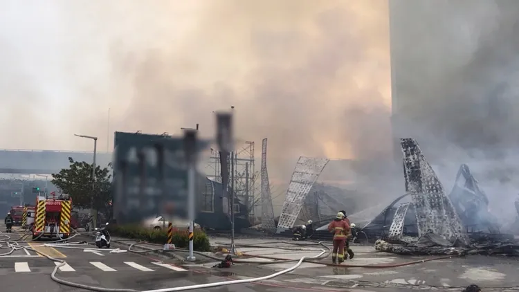 整間樣品屋付之一炬。新北市消防局提供