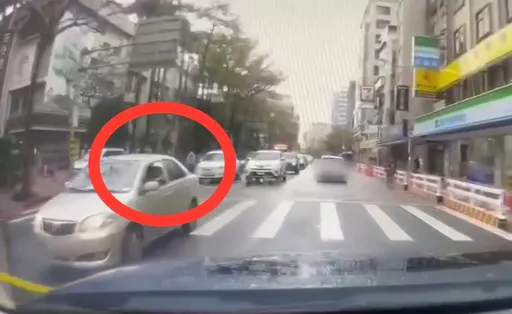 8旬母突中風　北市男攔車求助！松山警開道協助速速就醫