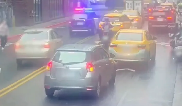 警車開啟警示燈，替黃男開道。翻攝畫面