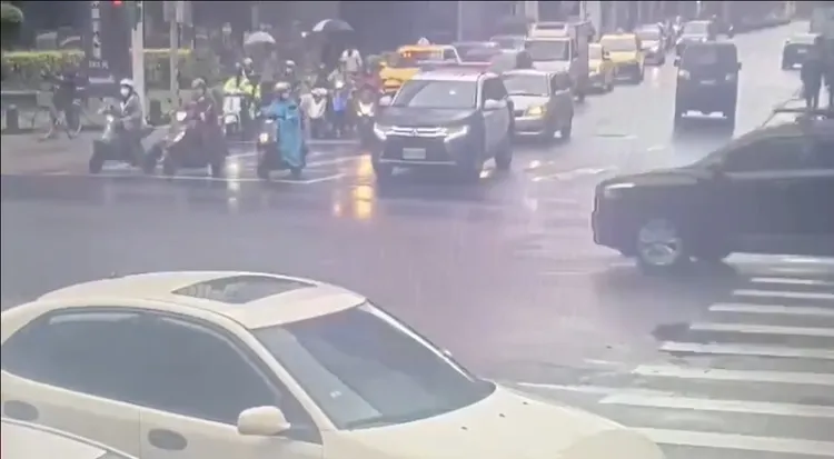 警車替黃男開道，協助黃男送母親就醫。翻攝畫面