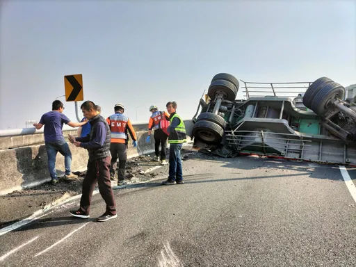 聯結車國道一號過彎側翻噴2鋼圈 台84線西向匝道封閉!警籲改道