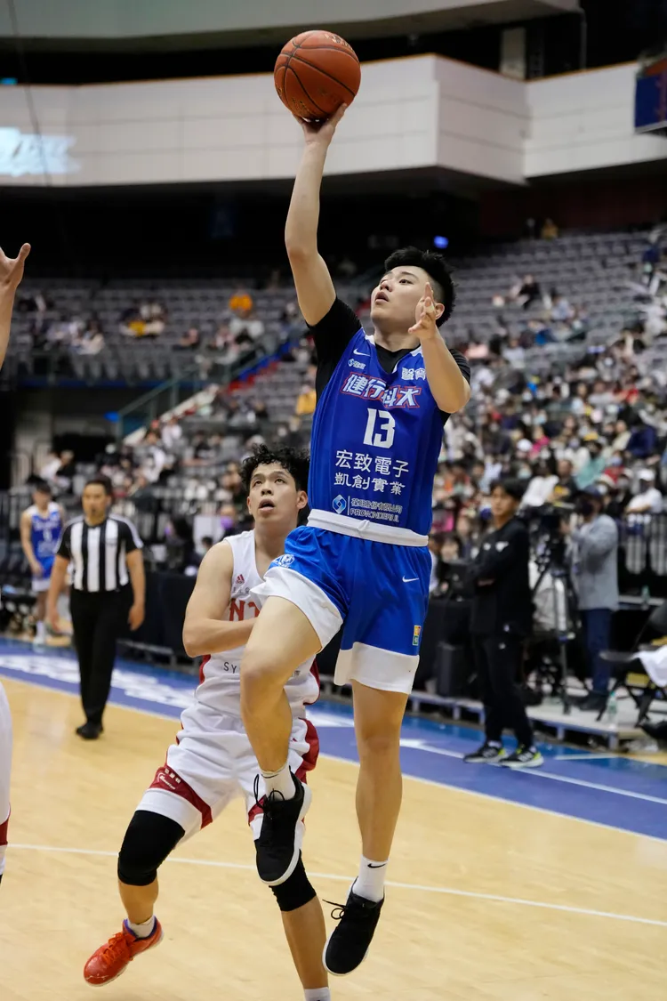 劉丞勳(右)砍進健行全隊最高的21分。大專體總