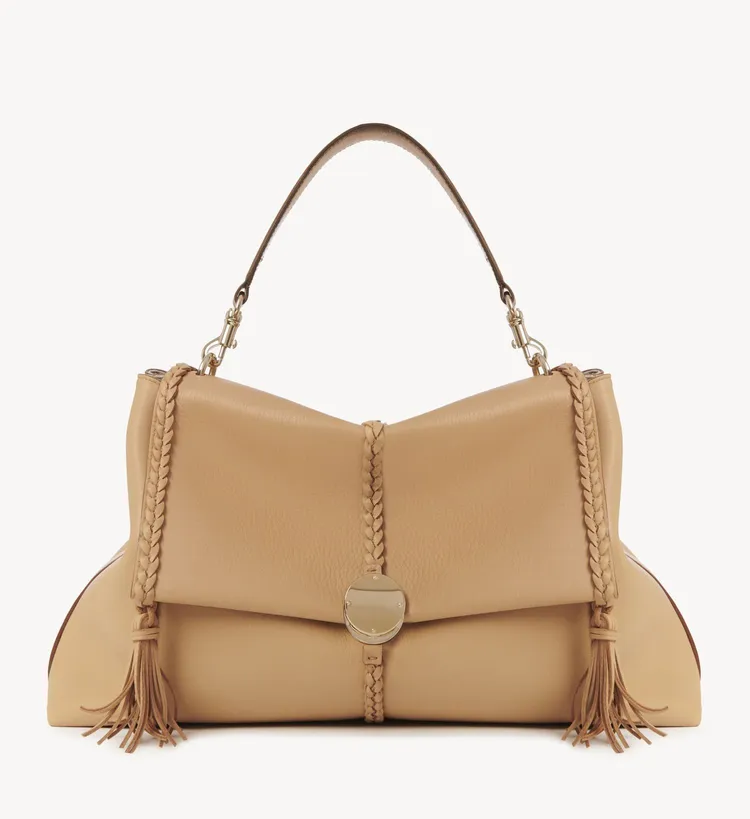 Penelope牛奶咖啡色中型肩背手提兩用包，8萬4500元。品牌提供