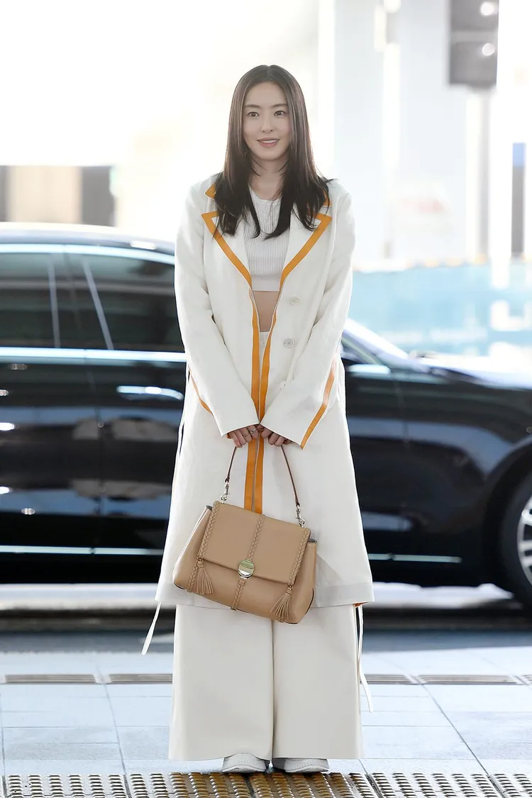 韓星李多熙於2月27日搭機飛往巴黎，機場時尚以Chloé春夏系列白色大衣，搭配Penelope包款，一展女神大氣俐落風采。品牌提供