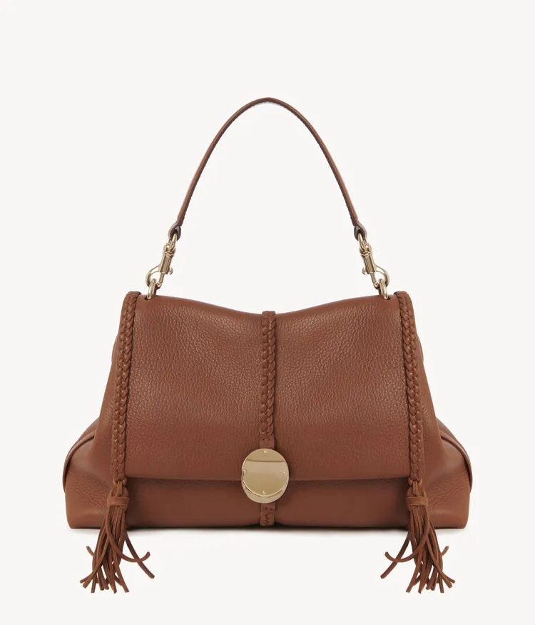 Chloé Penelope焦糖棕色中型肩背手提兩用包，8萬4500元。品牌提供