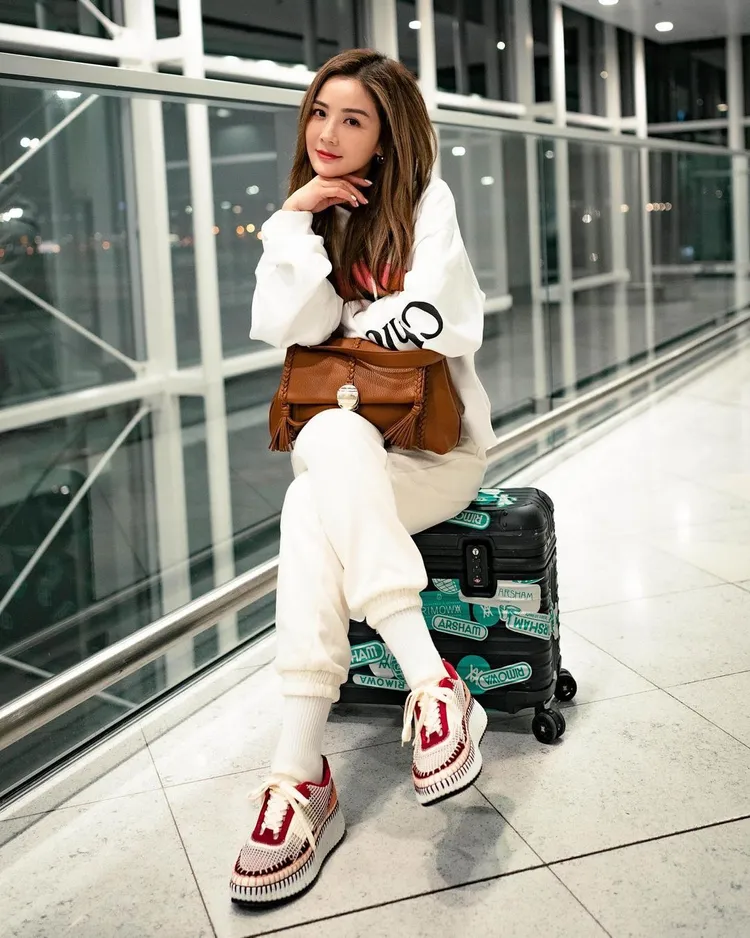 香港女星阿Sa蔡卓妍搭機飛巴黎，選用大型焦糖棕Penelope包相伴。翻攝choisaaaa IG