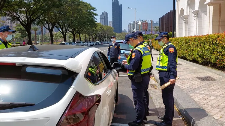 警方擴大臨檢，讓業者與黑幫知難而退。翻攝畫面