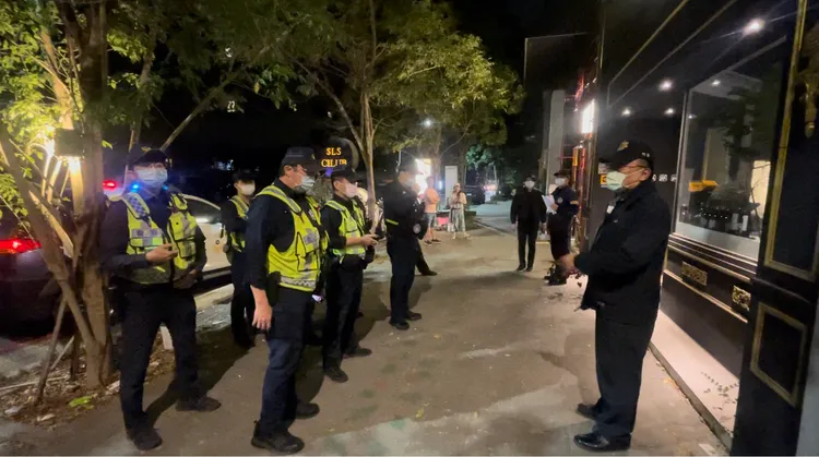 警方以優勢警力採「高強度、高密度」執行閉鎖式擴大臨檢掃蕩。翻攝畫面