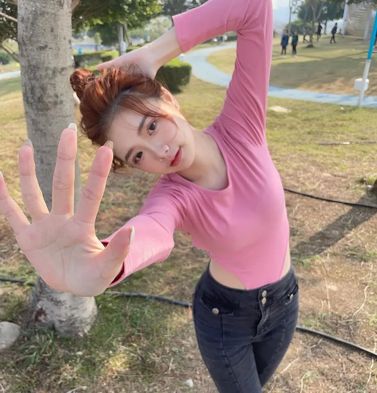 李恩熙拍起照，不論是青春嫵媚都能信手捻來。

