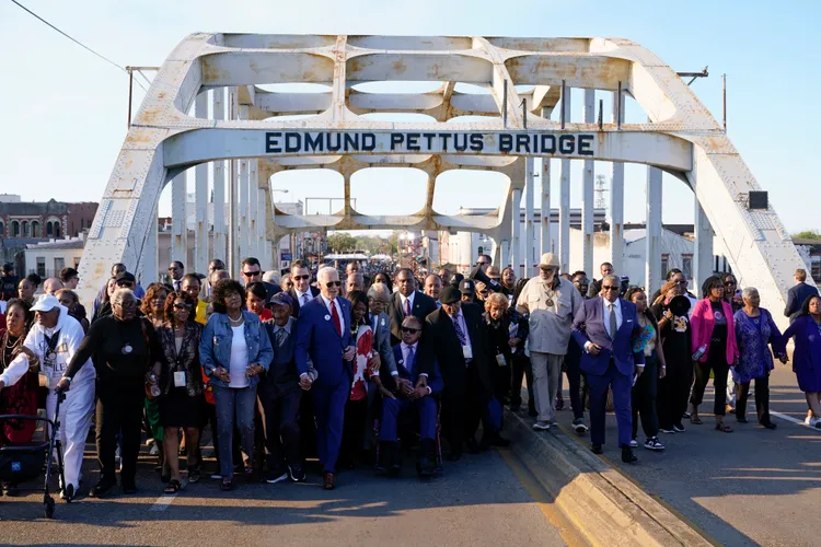 美國總統拜登與民權人士重新走過當初遭到警方攻擊的愛德蒙佩特斯橋。美聯社