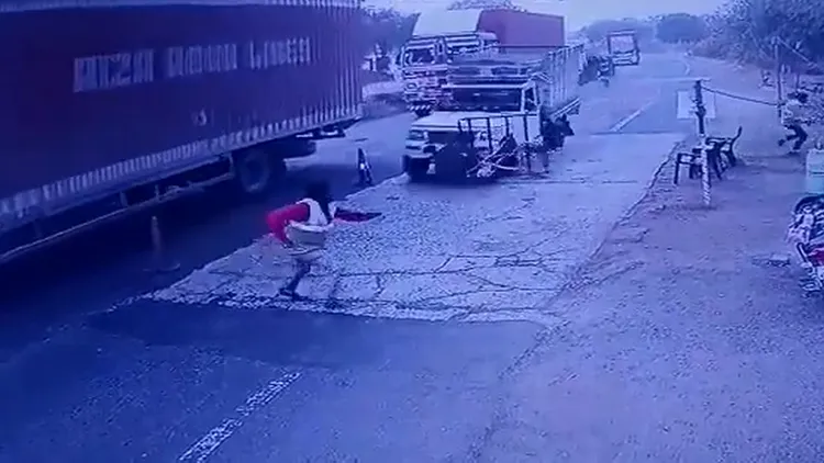 維奇發現小貨車猛衝而來，急忙轉身往回跑。翻攝自推特
