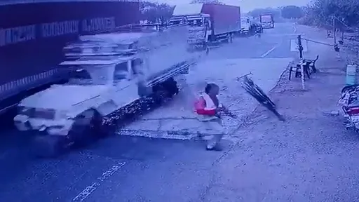 驚悚影片｜他逃過暴衝飛車卻倒地命危　敗在同事一手助攻「飛翔柵欄」