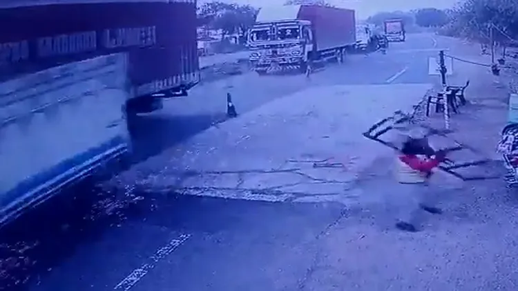 維奇被鐵柵欄砸中頭部倒地命危，而肇事小貨車則高速逃離。翻攝自推特