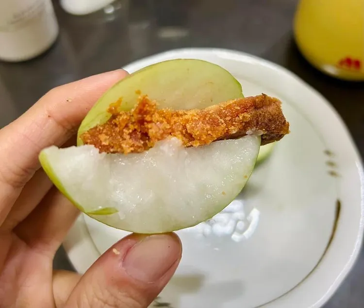 「蜜棗＋烏魚子」組合搭配，讓網友熱議。翻攝黃捷臉書