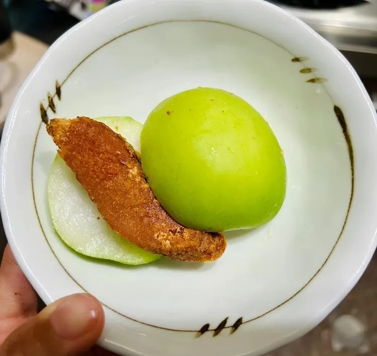 「蜜棗＋烏魚子」組合搭配，讓日本朋友驚豔不已。翻攝黃捷臉書