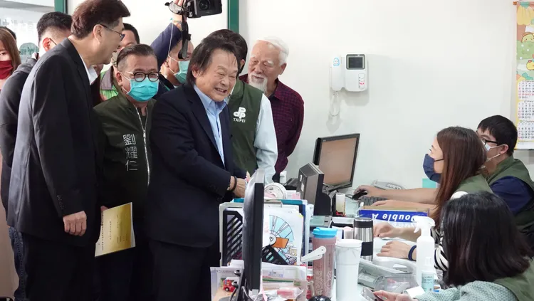 王世堅上午10點赴民進黨台北市黨部登記參加初選。莊宗達攝