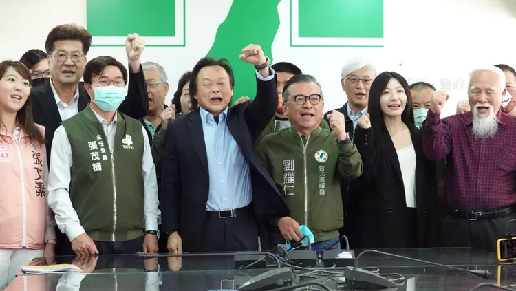 多位議員與里長到場相挺王世堅。莊宗達攝