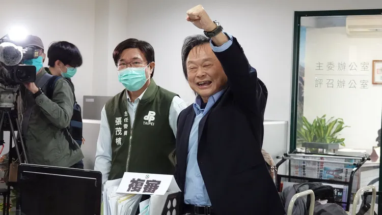 王世堅登記參選時，現場出現此起彼落的「凍蒜（台語：當選）」聲音。