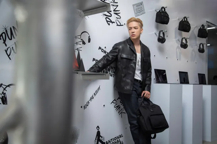 J.Sheon演繹叛逆六角托特包。品牌提供