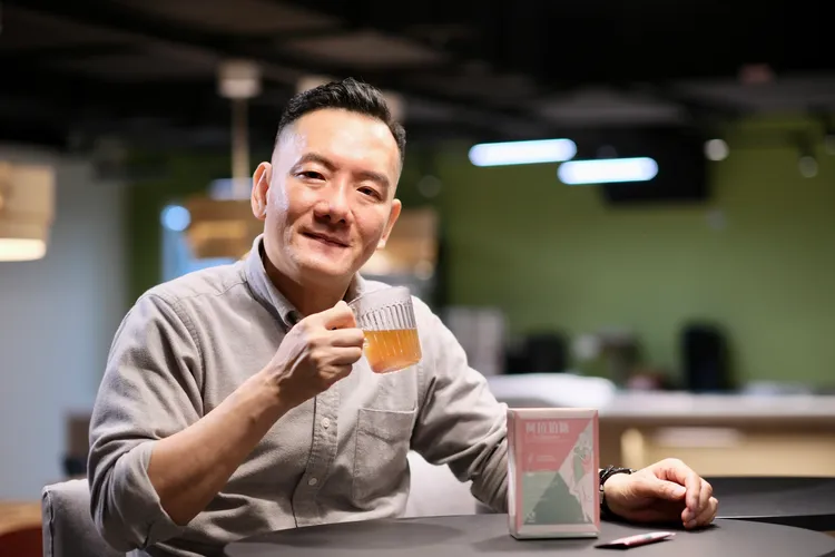 田定豐建議阿拉伯糖在吃主食前直接配水就可以，或是喝茶咖啡或吃冰的時候加入阿拉伯糖。陳志淵攝