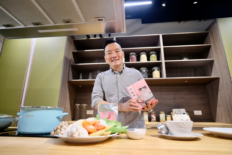 美食家田定豐推薦自家的素食麻辣鍋底「豐麻辣」。陳志淵攝