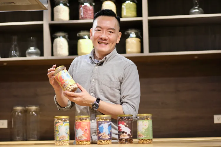 田定豐推薦低溫烘焙的爆薏仁，陸續推出鹽烤焦糖、玉米濃湯等5種口味。陳志淵攝