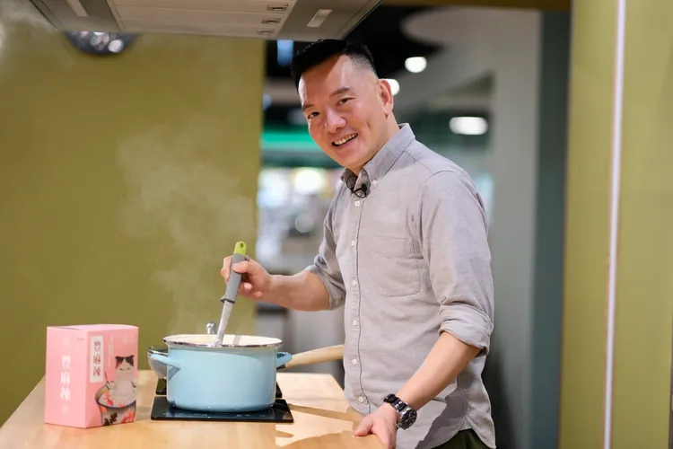 田定豐茹素多年終於研發出蔬食麻辣鍋底，在家就能輕鬆享用。陳志淵攝