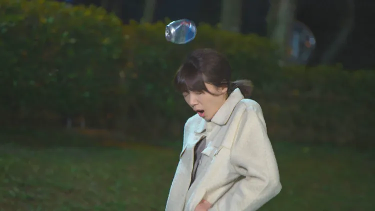 周宇柔被鋁罐砸頭。民視提供