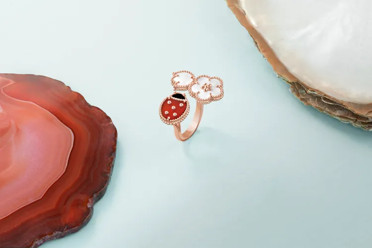 Lucky Spring Between the Finger指間戒，約20萬9000元。品牌提供