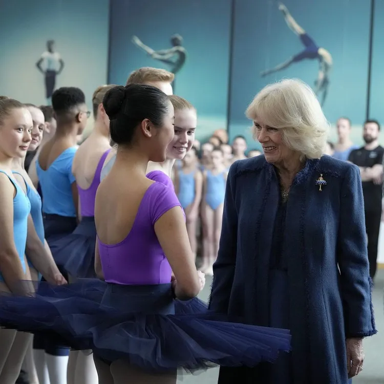 卡蜜拉王后日前在造訪英國伯明罕埃爾姆赫斯特芭蕾學校時，便應景地戴上了梵克雅寶的芭蕾舞伶胸針。翻攝theroyalfamily IG