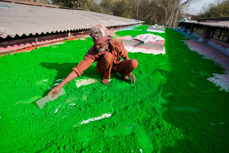 印度阿默達巴德（Ahmedabad）的顏料粉商家，為了灑紅節加緊趕工。美聯社