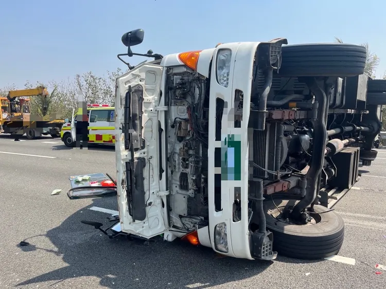 大貨車在國1台南新營段側翻，駕駛輕傷。國道四隊提供