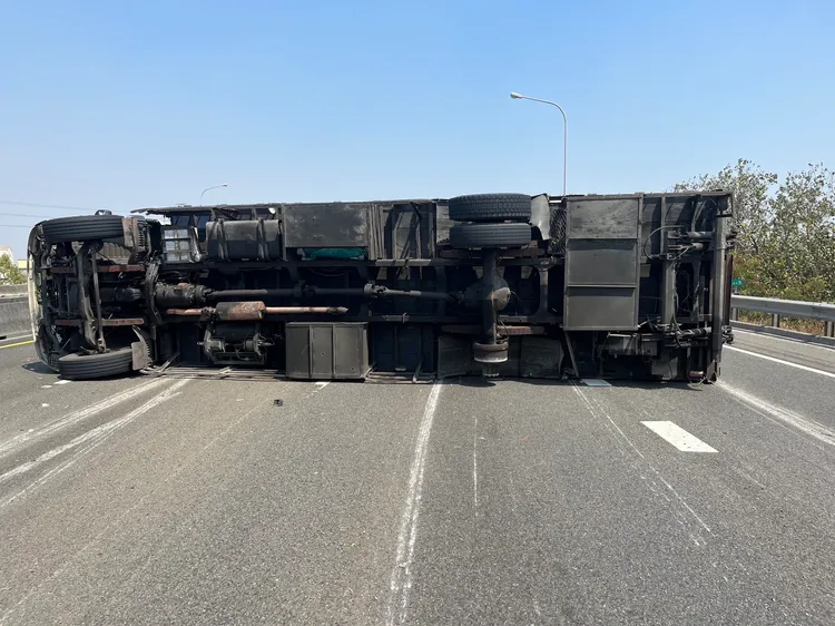 大車橫躺2車道，造成車流大回堵。國道四隊提供